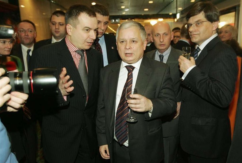 Palikot: Jarosław gej, a Lech alkoholik!