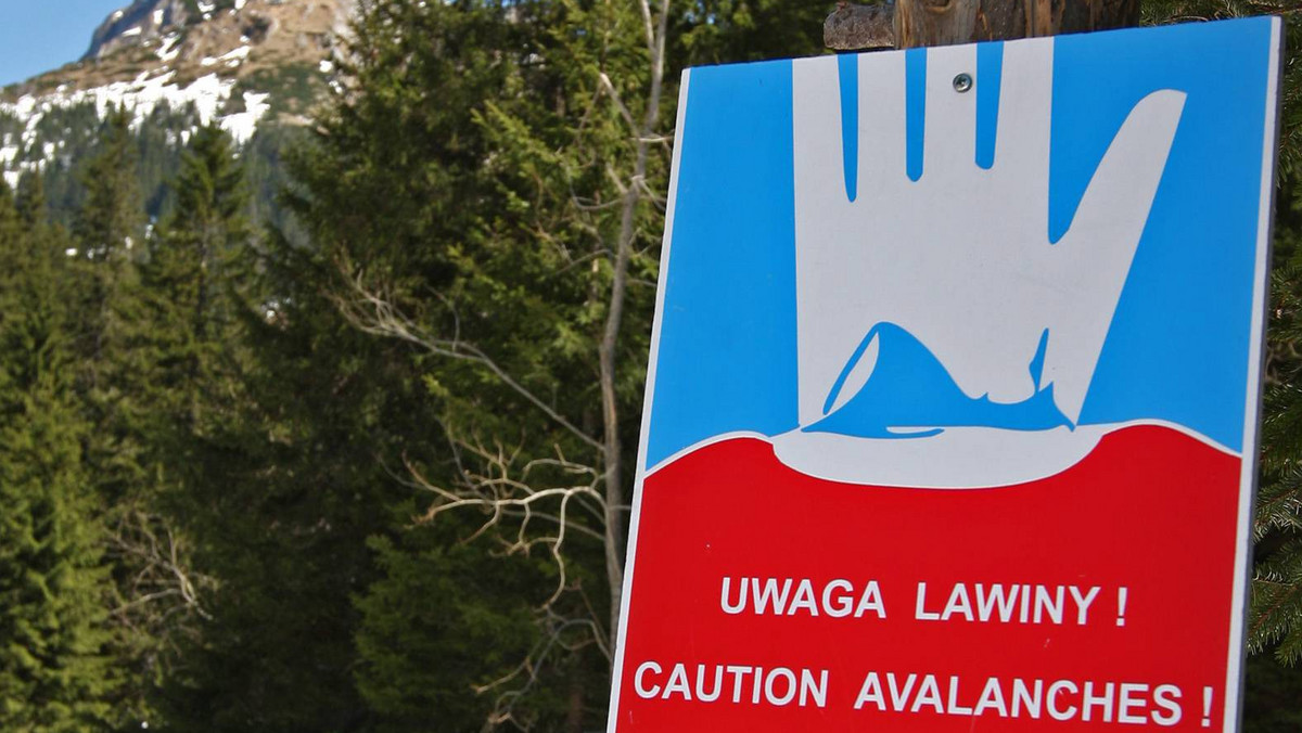 Ratownicy górscy ogłosili w środę wieczorem drugi stopień zagrożenia lawinowego, który obowiązuje na terenie całych polskich Tatr. Na Kasprowym Wierchu leży już prawie pół metra śniegu i ciągle go przybywa - poinformował dyżurny stacji IMGW w Tatrach.