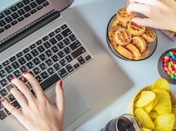 Bolesna prawda: Home office okazał się pułapką żywieniową i emocjonalną