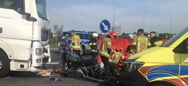 Motocyklista nie przeżył zderzenia z ciężarówką przy zjeździe na autostradę A2