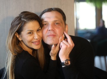 OVO NISU MOGLI DA RADE ONLAJN: Mina Kostić i Kasper zajedno ukrasili dom! Dva Deda Mraza, mirišljave sveće, sjajne zvezde, medvedi...