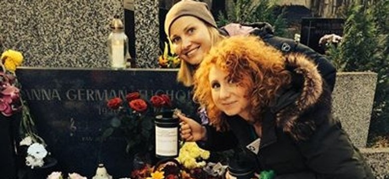 Fani oburzeni zdjęciem Moro: To chore lansować się przy grobie