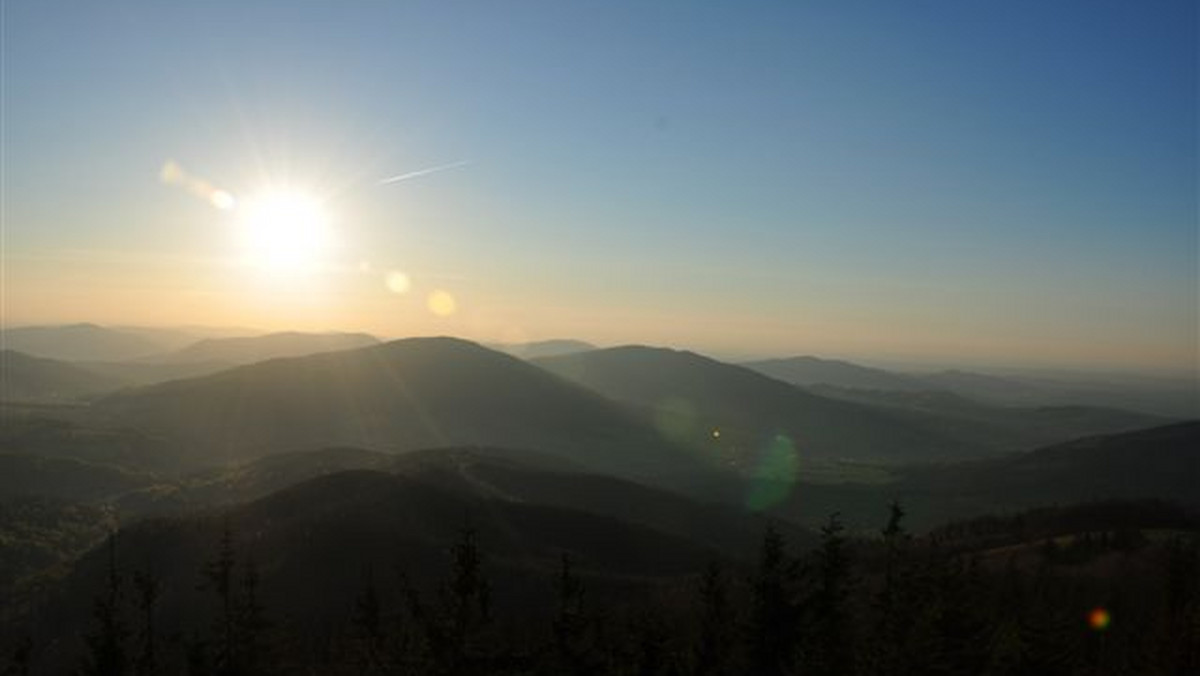 Jest takie miejsce w Polsce, gdzie przyroda niemal dzień w dzień daje niepowtarzalny spektakl. To Beskid Wyspowy. Pomiędzy tutejszymi szczytami ciągną się cieniste doliny i głębokie przełęcze, w których często zalega mgła. Wierzchołki gór wyglądają w niej jak wyspy na bezkresnym morzu.