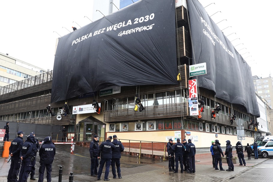 Aktywiści Greenpeace zasłaniający siedzibę PiS. Warszawa, 14 maja 2019 r.