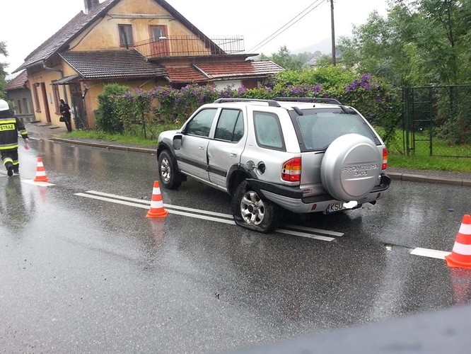 Samochód rozbity na pechowym zakręcie