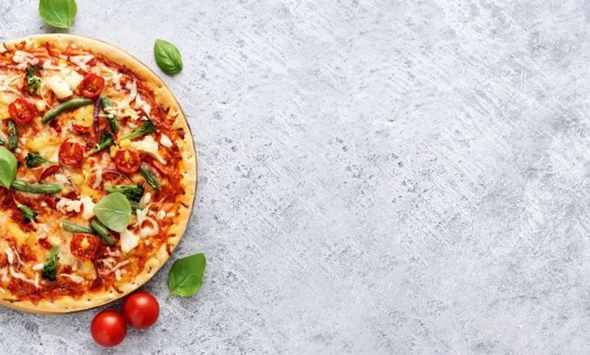 Pizza z boczkiem i pikantnym sosem z papryczką pepperoni