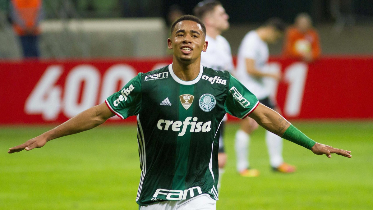 Informacje z ostatnich kilku dni potwierdziły się. Napastnik Palmeiras Gabriel Jesus oficjalnie został zawodnikiem Manchesteru City, o czym napisał klub na swojej stronie. Piłkarz dołączy do The Citzens w styczniu, po zakończeniu sezonu w Brazylii. Klub z Etihad wygrał walkę o zawodnika, którym poważnie interesował się m.in. Real Madryt, FC Barcelona i Inter Mediolan.