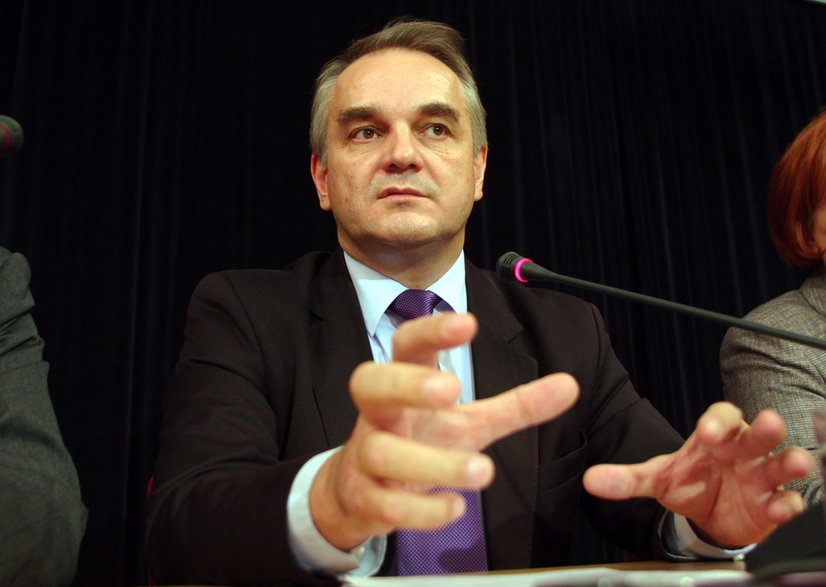 Waldemar Pawlak podczas briefingu prasowego w trakcie negocjacji gazowych z Rosją