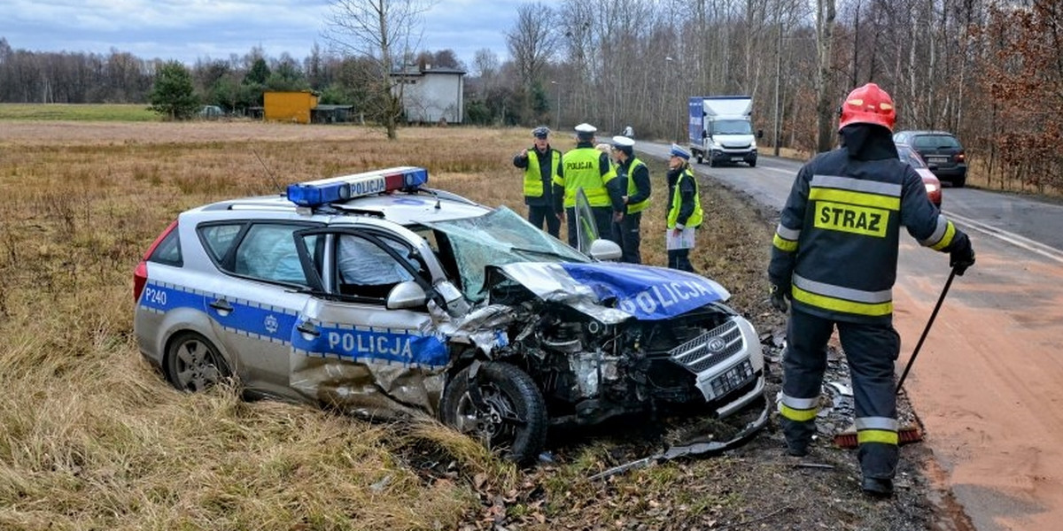 Knurów. Ulica Zwycięstwa. Zderzenie radiowozu z audi A3 