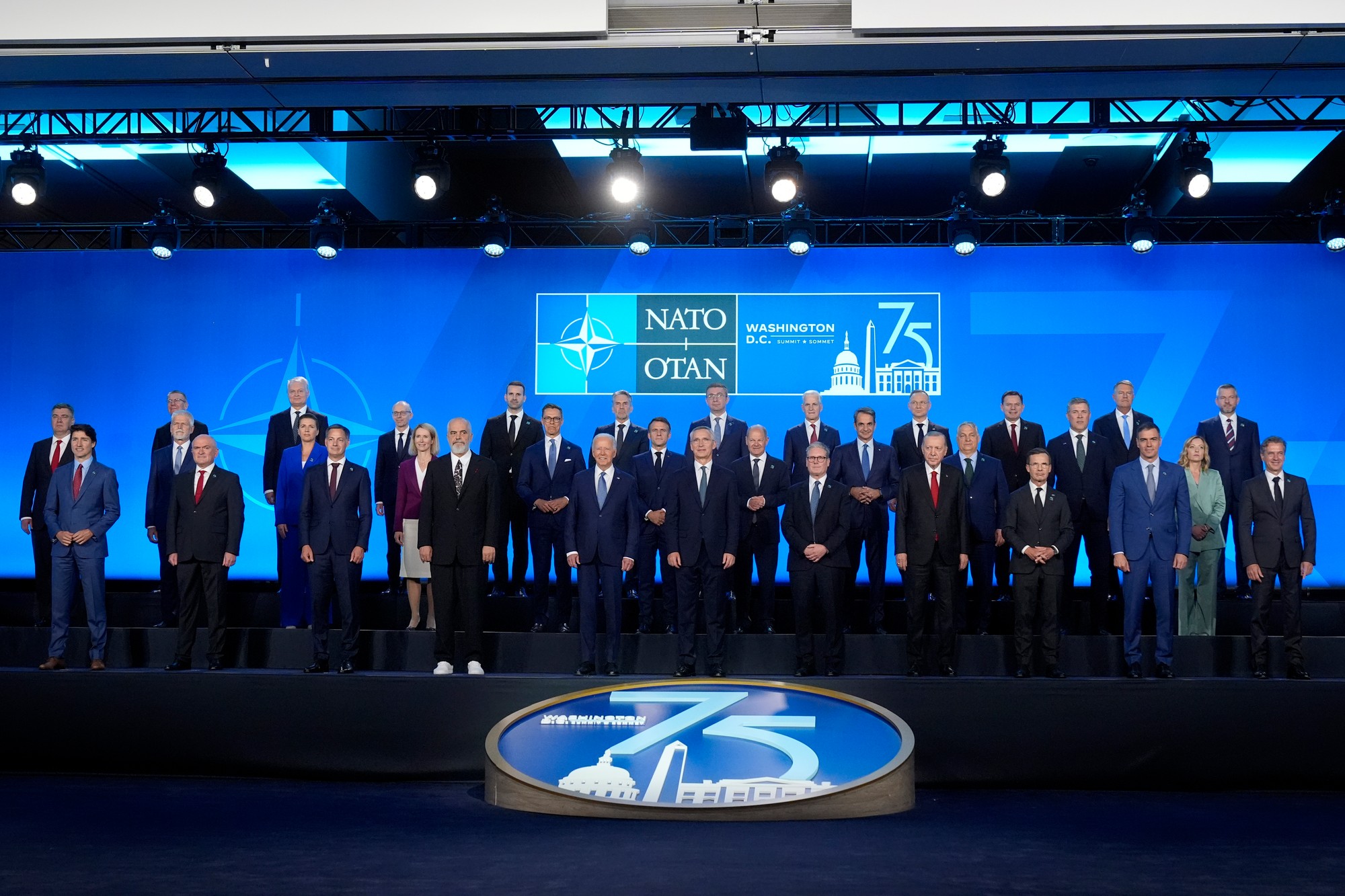 Lídri krajín NATO - horný rad vpravo slovenský prezident Peter Pellegrini.