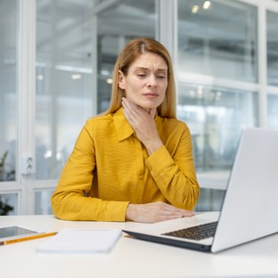 Idegesítő krákogás, köhécselés – ez a rejtett probléma is okozhatja