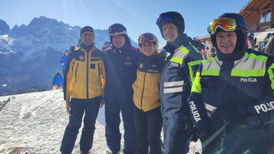Polscy policjanci pilnują narciarzy na stokach we Włoszech
