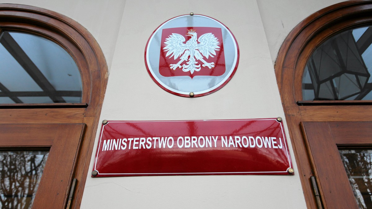 Ministerstwo Obrony Narodowej zareagowało na Twitterze na doniesienia medialne o przetargu na zakup tony krówek i czterech tysięcy bombek ze śliwkami w czekoladzie. Do sprawy odniosła się także Platforma Obywatelska.