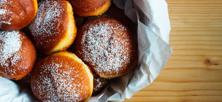 Czym popijać pączki? Lekarka podpowiada najlepsze rozwiązanie