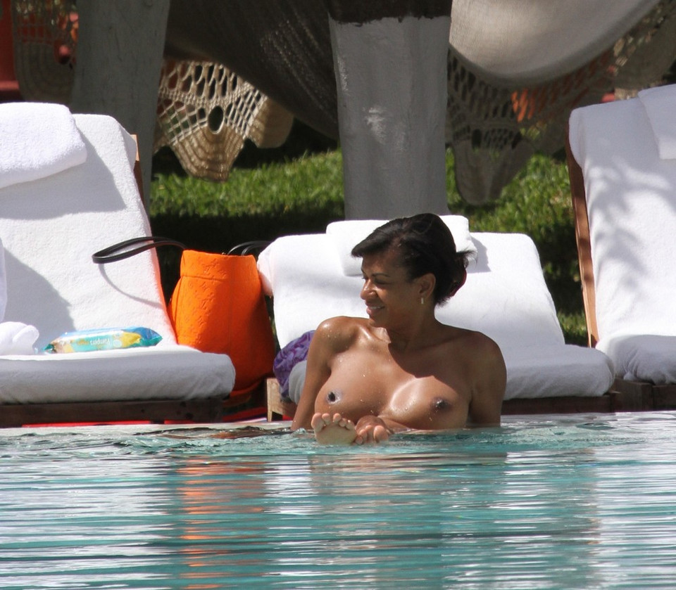 Żona Samuela Eto topless na basenie