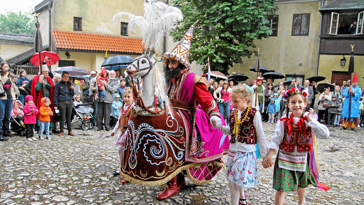 Od południa po ulicach Krakowa maszeruje Lajkonik. Jak co roku, wyrusza on w swój pochód w pierwszy czwartek po Bożym Ciele. Wieczorem odbierze z rąk prezydenta "haracz".