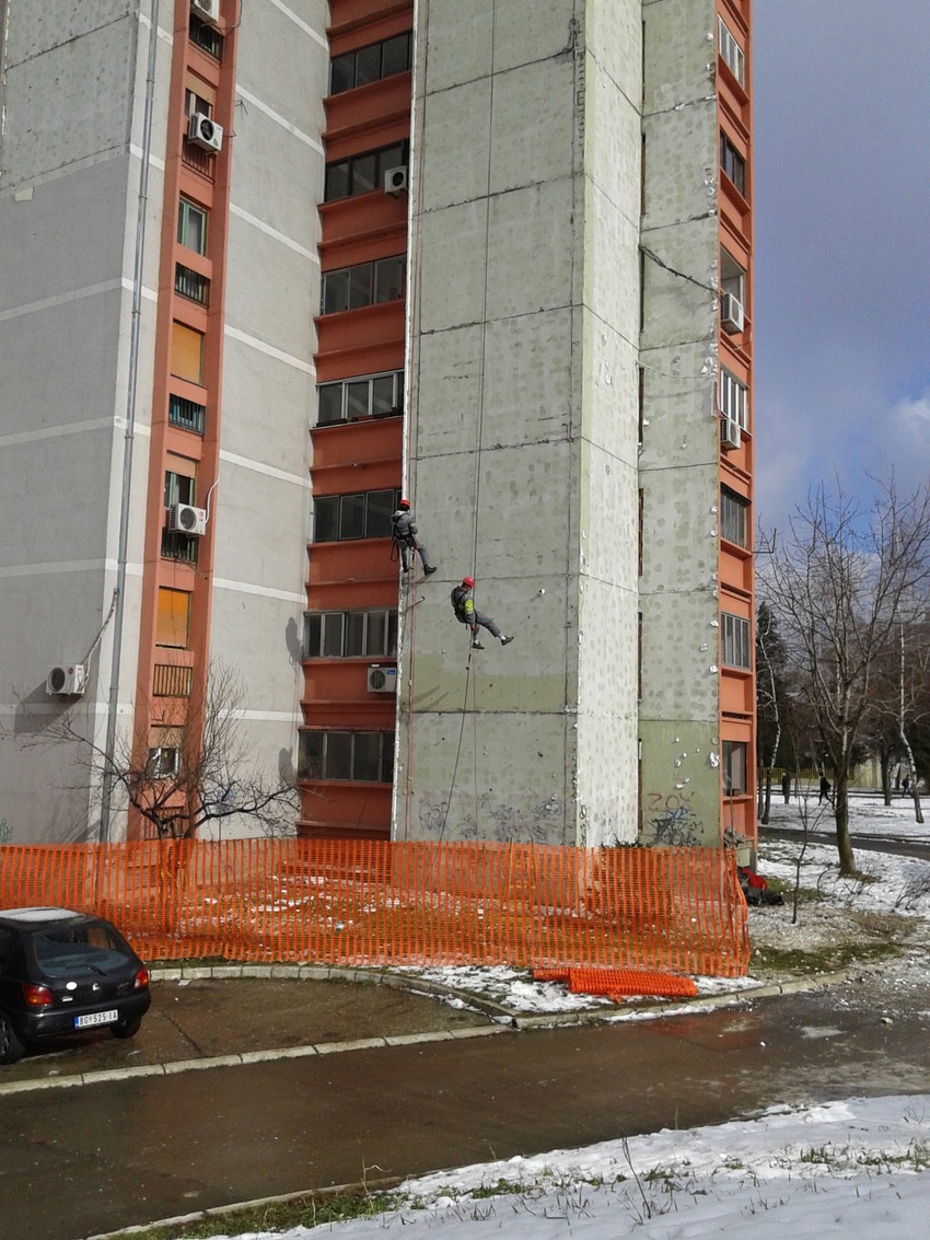 Alpinisti su odvaljivali preostale delove fasade