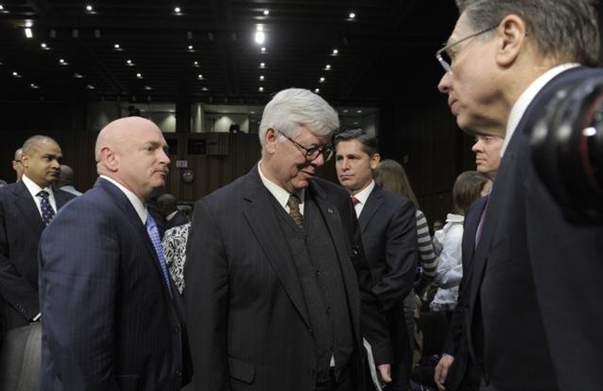 Suprug Gabrijele Gifords Mark Keli (2L) i predsednik NRA Vejn Lapjer (D)