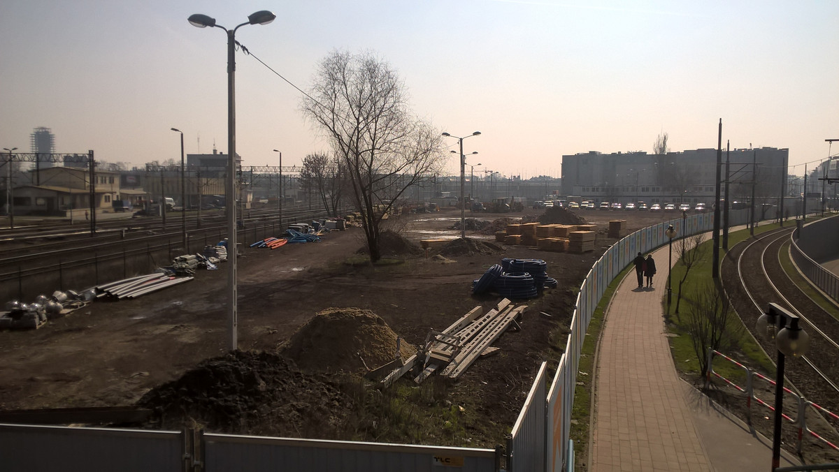 W ścisłym centrum wyrosną kolejne biurowce. Chodzi o trzy budynki, które mają powstać przy ulicy Pawiej. Urząd wydał pozwolenie na ich budowę. Oburzeni są radni. Ci w lipcu 2014 roku nakazali urzędnikom przygotować plan zagospodarowania, który szczegółowo miał określać co może powstać przy ulicy Pawiej. Tak się jednak nie stało. Dokument powstanie najprawdopodobniej za rok. Plan nie będzie obejmować jednak terenów, na których staną budynki.