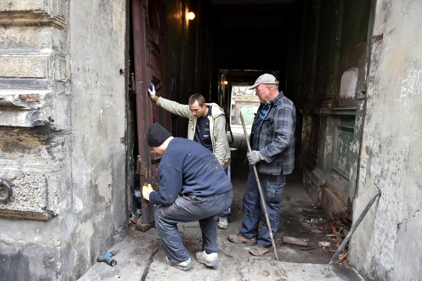 Prace przy rozbiórce bramy w pałacu Majewskiego