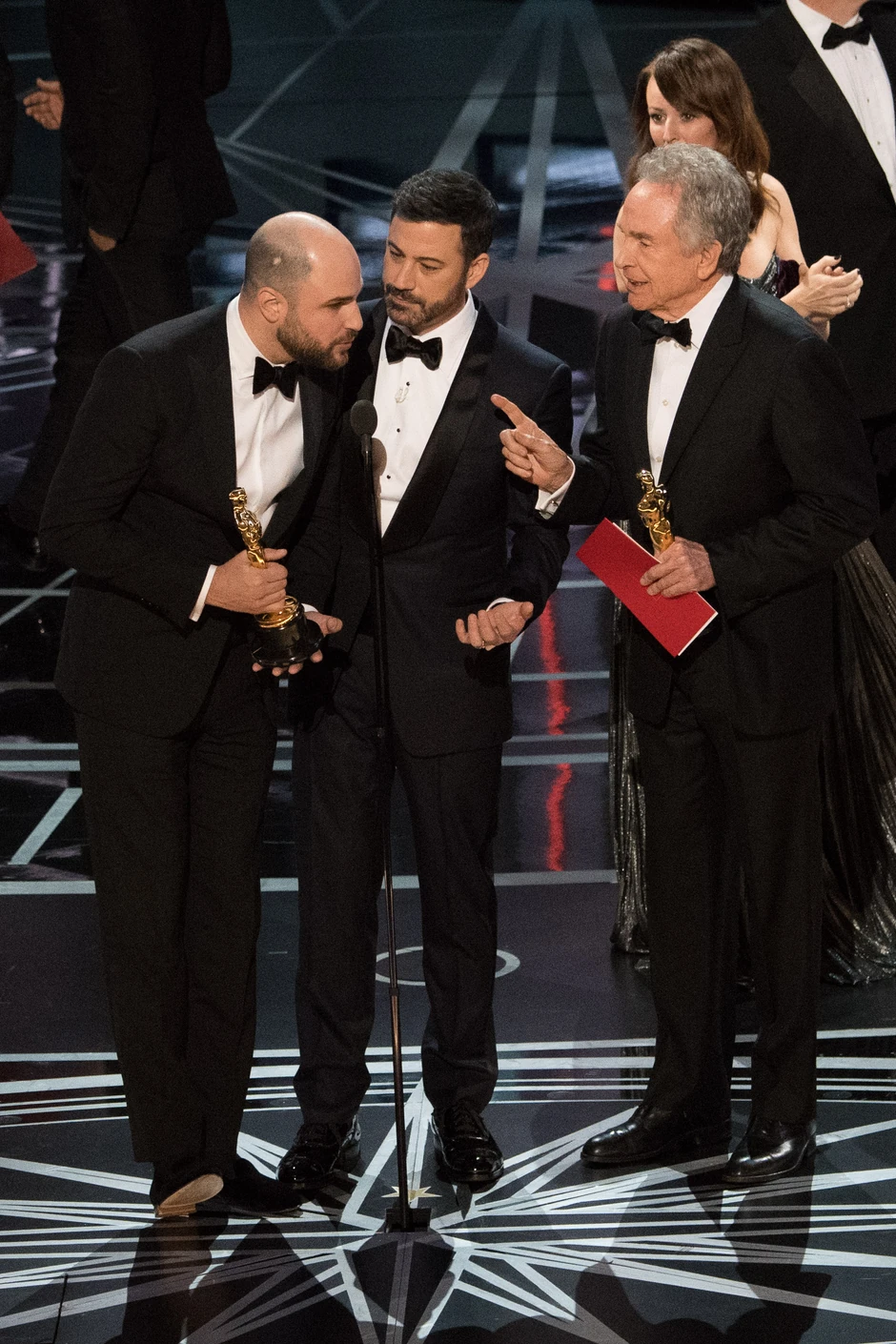 Džordan Horovic, Džimi Kimel (voditelj večeri) i Voren Biti