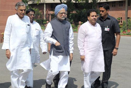 Manmohan Singh - indyjskiemu premierowi obrywa się dość często za populizm. www.pmindia.nic.in.