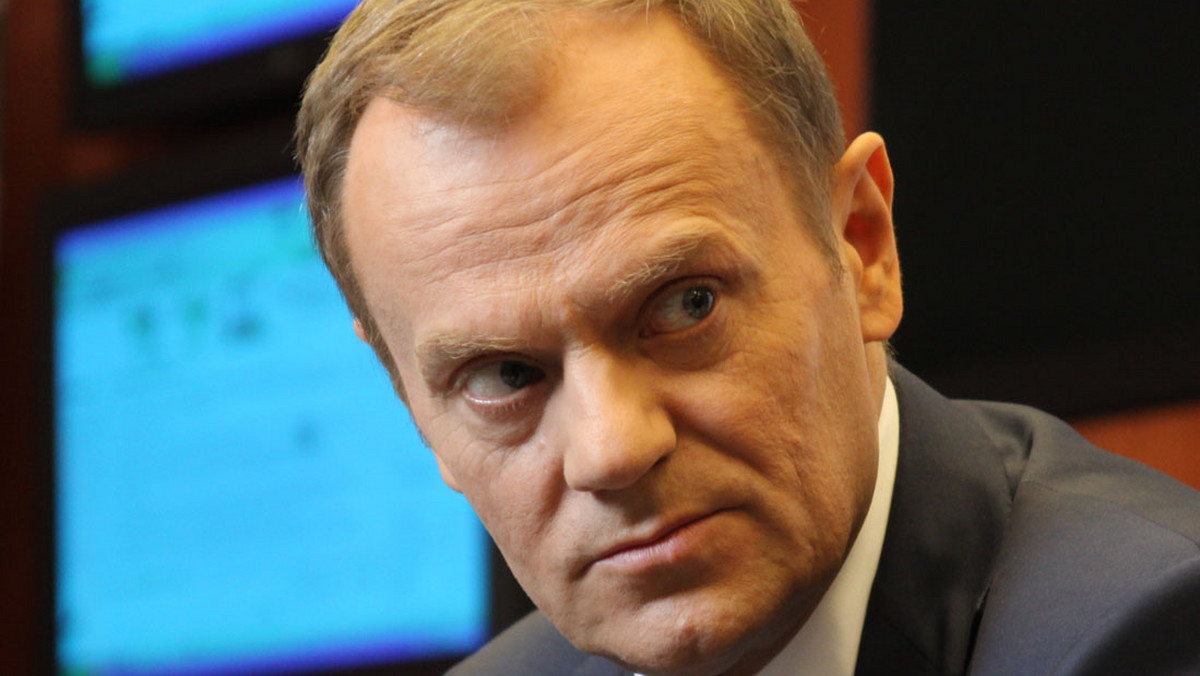 Premier Donald Tusk nie będzie kandydował na szefa Komisji Europejskiej. Swoją decyzję ogłosił podczas programu "Tomasz Lis na żywo" w TVP2. - Podjąłem decyzję o tym, że chcę być dalej polskim premierem i do 2015 roku będę angażował się wyłącznie w sprawy krajowe - powiedział dodając, że jego decyzja jest definitywna.