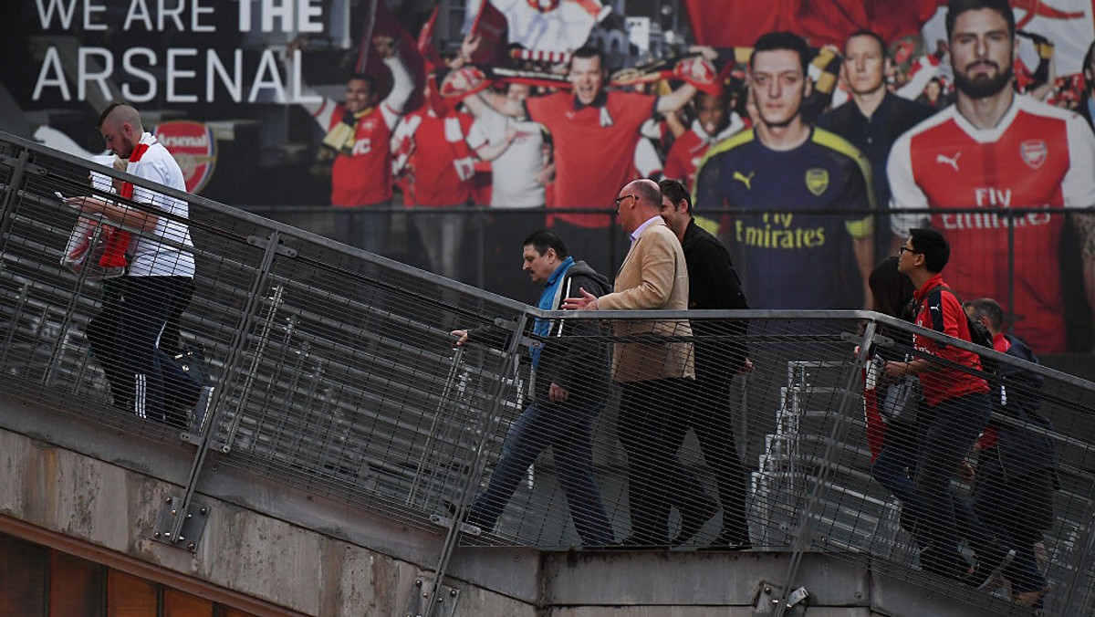 Niespodziewane przeszkody pojawił się na drodze fanów londyńskiego Arsenalu, którzy jechali na mecz Burnley. Pociąg, którym się poruszali, zderzył się z krowami przechodzącymi przez tory i musiał zawrócić.