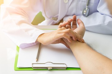pulzus, mérése, vérnyomás, alacsony vérnyomás, magas vérnyomás, szívritmuszavar