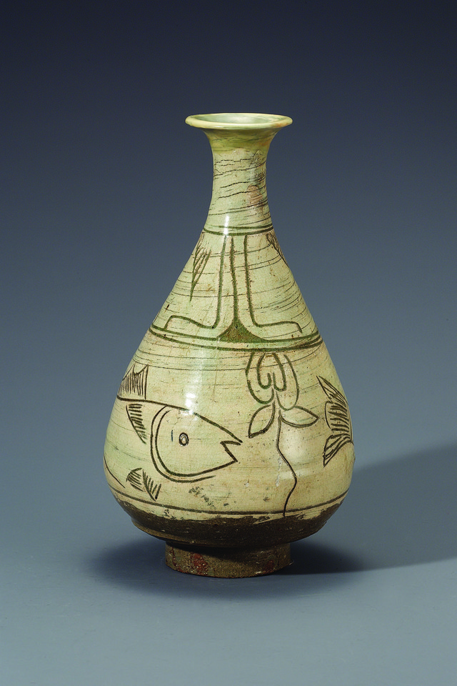 Butla dekorowana motywem lotosu i ryby - Joseon, XV w. (ceramika typu buncheong)