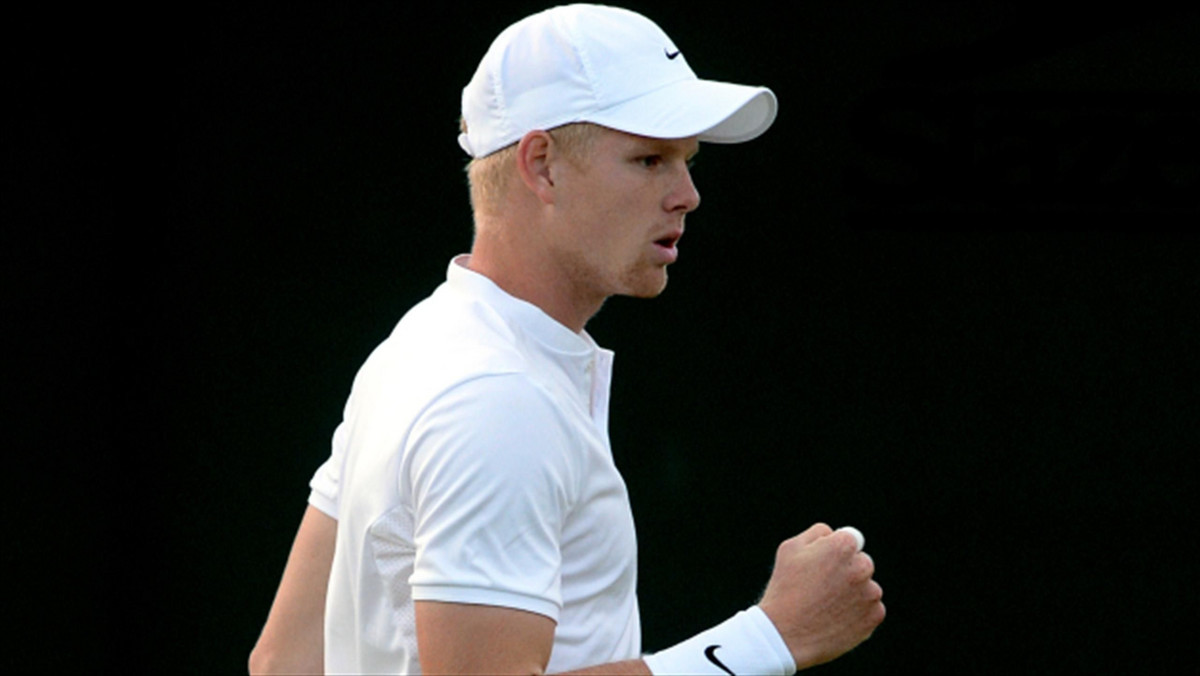 Podwójne powody do radości miał w poniedziałek Kyle Edmund. Najpierw awansował na najwyższe w karierze 48. miejsce w rankingu, po czym już jako zawodnik z Top 50 wygrał z Federico Delbonisem 6:3, 5:7, 6:4 w 1. rundzie turnieju w Szanghaju.