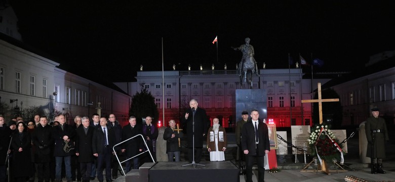 "Cykliczna impreza Kaczyńskiego". PO chce, żeby NIK zbadał wydatki państwa na ochronę miesięcznic smoleńskich
