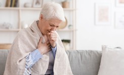 Niezaszczepione osoby powyżej 60 lat zagrożone wariantem Delta