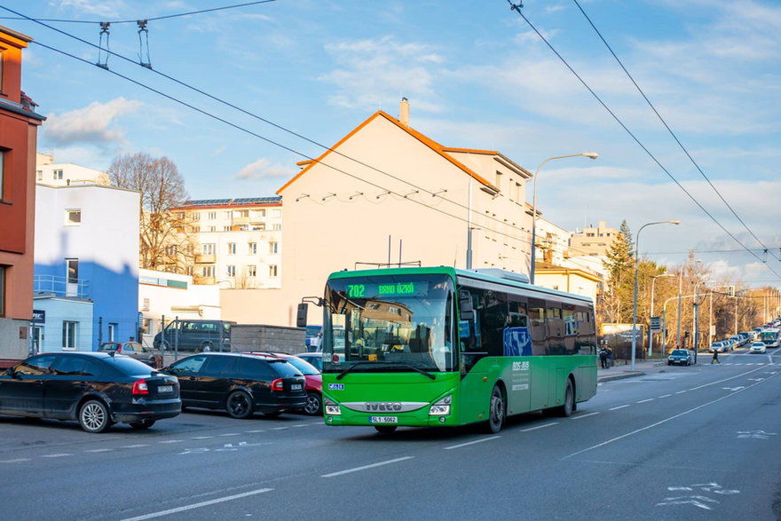 Autobus linii 702 na ulicach morawskiego Brna. Po całym województwie południowo-morawskim można jeździć na jednym bilecie.