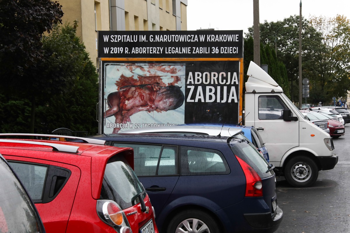 Na początku sierpnia wojewoda mazowiecki Konstanty Radziwiłł stwierdził w całości nieważność uchwały Rady Warszawy, która zakazywała furgonetkom pro-life poruszania się po stolicy.