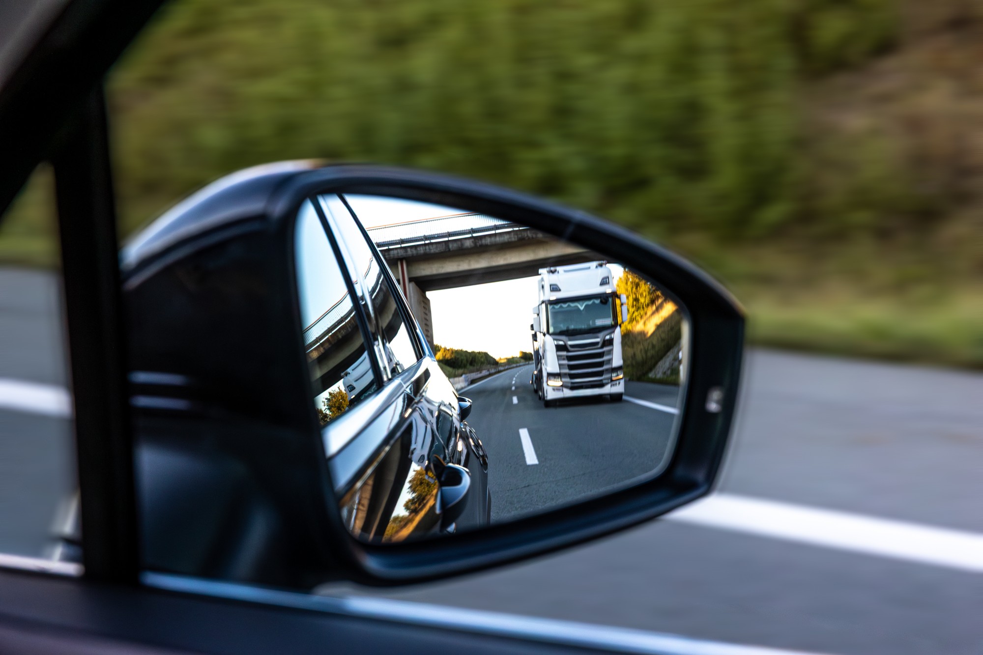 Sledovanie spätného zrkadla počas spomaľovania dovoľuje vodičovi vykonať únikový manéver pred nepozorným autom vzadu. V SR odborníci odporúčajú udržiavať bezpečný odstup. 