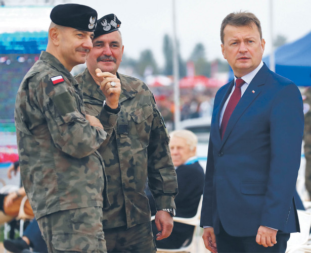 Od lewej stoją generałowie Rajmund Andrzejczak i Jarosław Mika oraz minister Mariusz Błaszczak
