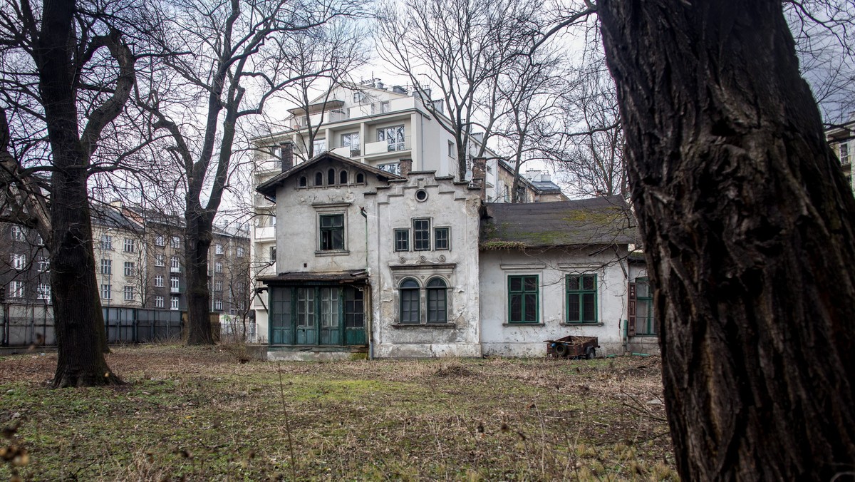 Wczoraj oficjalnie rozpoczął się remont jednego z najcenniejszych zabytków Krakowa, willi "Kossakówka", która niegdyś należała do rodziny Kossaków. Koparek i innych budowlanych sprzętów jeszcze tam nie ma, ale teren oficjalnie przejął wykonawca remontu - powiedział w rozmowie z Radiem Kraków Maciej Wilamowski z biura SKOZK.