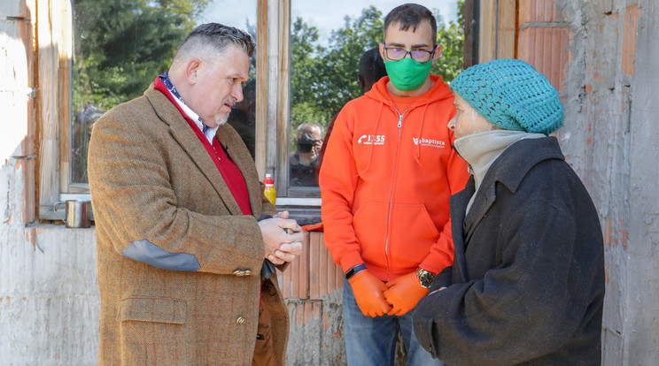 Miután mindkettőjüket letesztelték, Lajcsi maszk nélkül biztosította az özvegyet, később is számíthat rá / Fotó: Grnák László