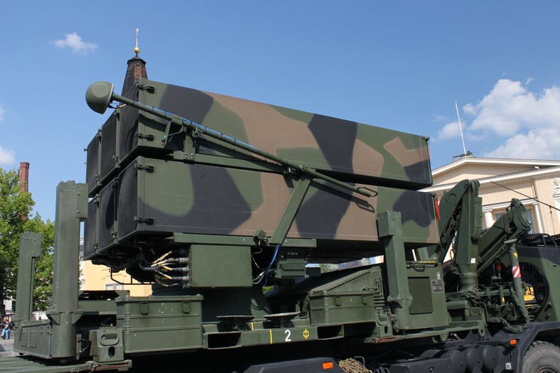 Wyrzutnia systemu NASAMS została opracowana przez norweskie przedsiębiorstwo Kongsberg oraz amerykańską spółkę Raytheon. Pociskami używanymi przez wyrzutnie NASAMS są sławne pociski przeciwlotnicze AIM-120 AMRAAM.