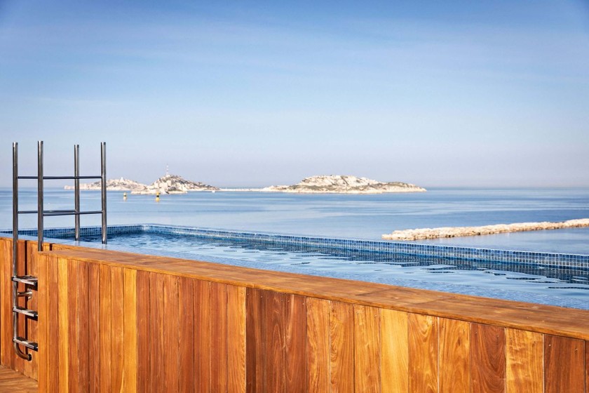 La piscine à débordement de l’hôtel Les Bords de Mer à Marseille invite à la détente. 