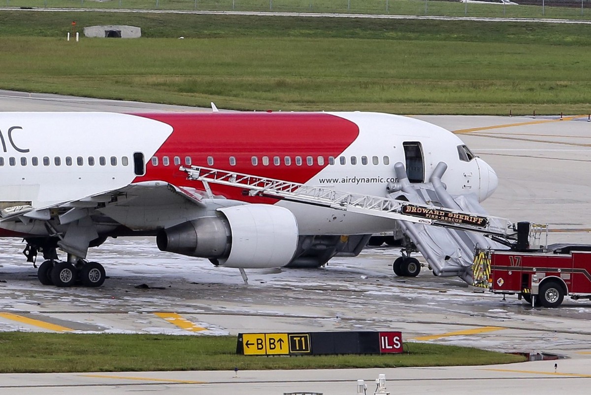 Samolot po ugaszeniu pożaru