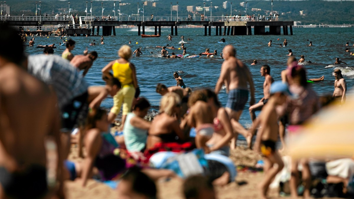 Wypadek w Gdańsku Brzeźnie. 36-latek wjechał skuterem wodnym na plażę i potrącił kobietę. Pokrzywdzona prawdopodobnie doznała urazu kręgosłupa.