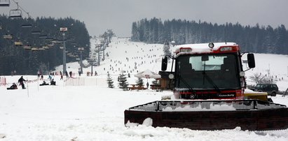 73-latka potrącona przez ratrak. Tragiczny finał wypadku. Co z jej 2-letnią wnuczką?