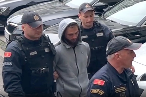 (FOTO) OSUMNJIČENI ZA TROSTRUKO UBISTVO U PODGORICI SPROVEDEN U TUŽILAŠTVO Murić (25) sa lisicama na rukama i kapuljačom na glavi: Prijavila ga MAJKA