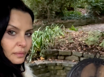 ŠOK PRIZOR! Elena Karić SEDI NA KRZNU PORED VATRE: Obavlja misteriozni ritual u šumi, dok JAVNOST BRUJI o njenoj NOVOJ LJUBAVI! (VIDEO)