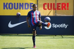 Barcelona sprzedała kolejne udziały i ogłosiła transfer Julesa Kounde