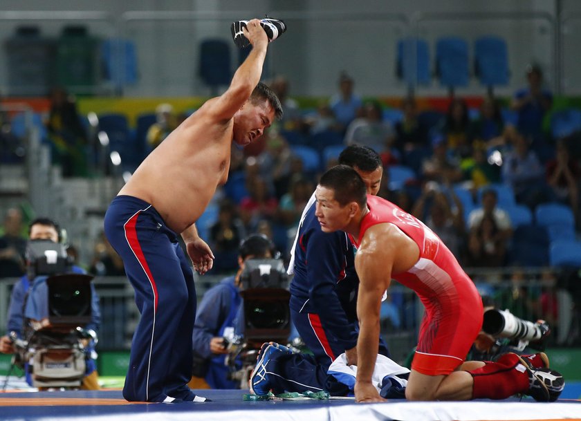 Rio 2016: Zapaśnik okradziony z medalu. Jego trenerzy rozebrali się!