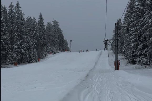 (VIDEO) ZABELEO SE KOPAONIK Formirao se znatan snežni pokrivač: Skijaši uživaju
