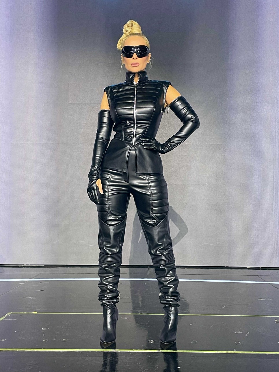 Köllő Babett egy vagány, bőrből készült, huszármente inspirálta motoros jellegű szerelésben ült be a Sztárban sztár leszek! zsűrijébe